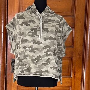 Cropped Camouflage Hoodie - Short Sleeve Hooded Pullover